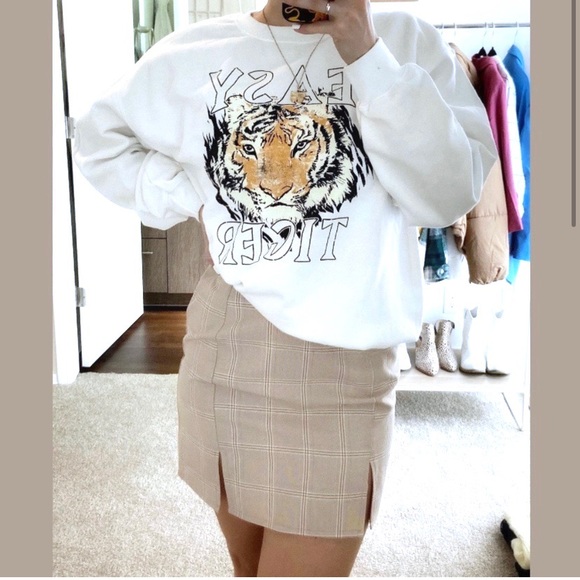 Soft White Oversized Graphic Sweatshirt~ EASY TIGER ⭐️BRAND NEW - Picture 2 of 10